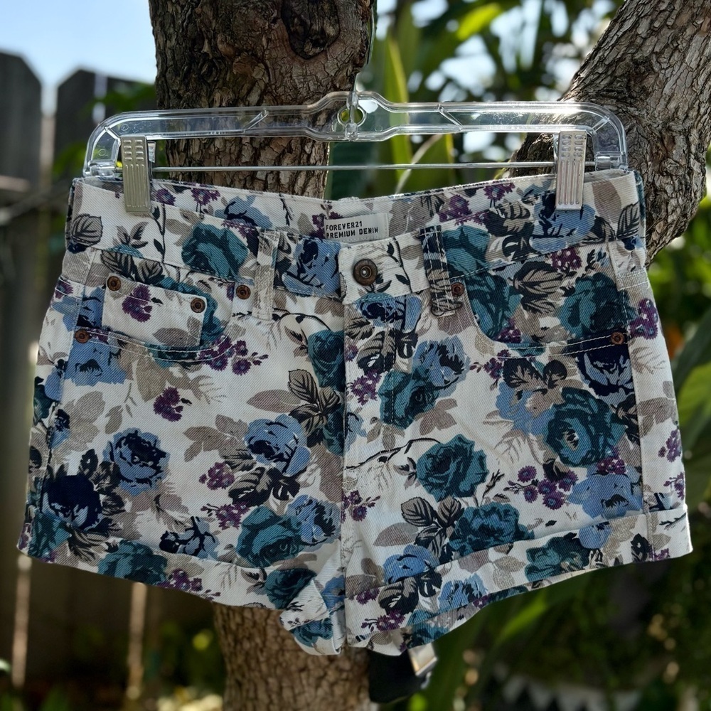 Forever 21 Floral Premium Denim Button Fly Shorts Size 27 NWOT - Picture 2 of 7